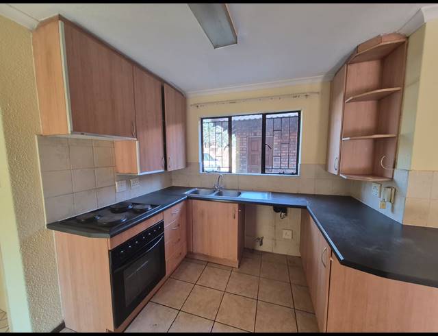 3 BEDROOM TOWNHOUSE FOR SALE IN EDLEEN